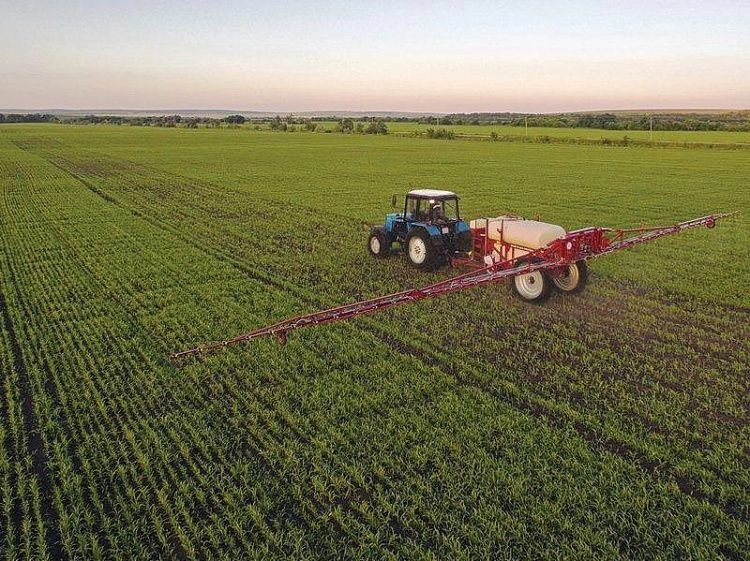 Опрыскиватель помогает осваивать земли