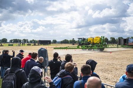 Техника и полевые роботы на Дне поля