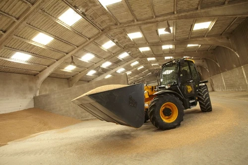 Компания «АгроЦентр» провела демопоказы погрузчиков JCB