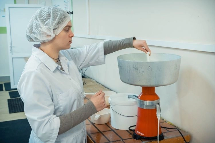 Студентка создает кормовую добавку из молочной сыворотки