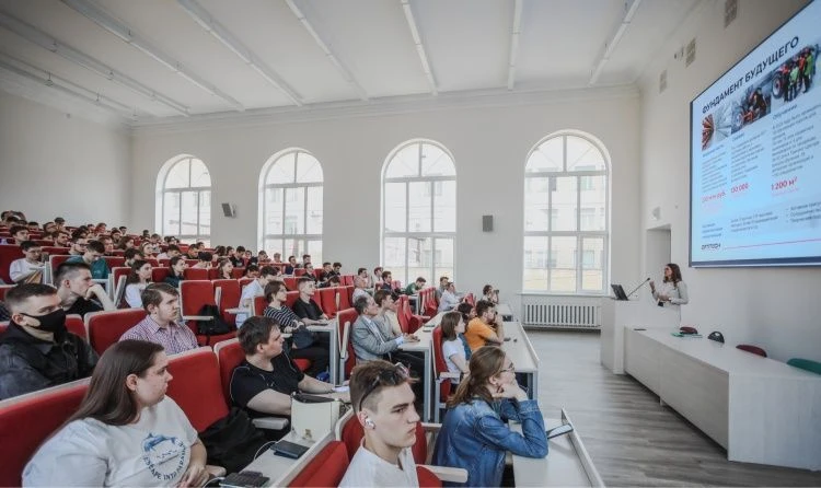 Студенты будут помогать в производстве новых российских тракторов Студенты будут помогать в производстве новых российских тракторов