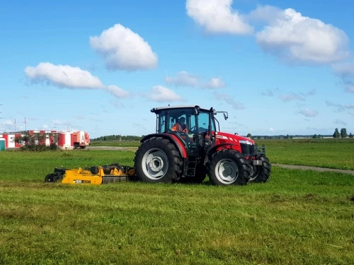 Massey Ferguson 6713 придет на помощь аэродромным службам