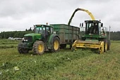Джон Дир заготавливает корма