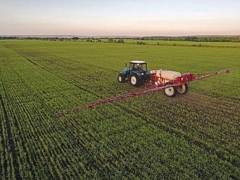 Опрыскиватель помогает осваивать земли