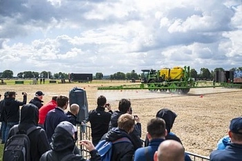 Техника и полевые роботы на Дне поля