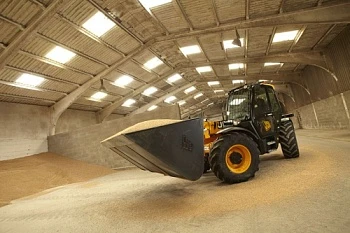 Компания «АгроЦентр» провела демопоказы погрузчиков JCB