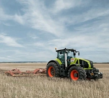 На краснодарском заводе «КЛААС» повысили производительность трактора AXION 900