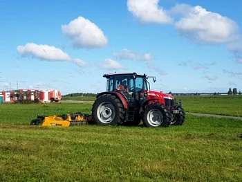 Massey Ferguson 6713 придет на помощь аэродромным службам