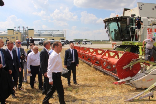 Дмитрий Медведев  посетил агропредприятия в Курской области
