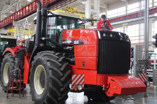 Трактор RSM 2375: безупречный труд на российских полях