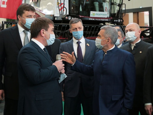 Президент Татарстана осмотрел технику Ростсельмаш на «ТатАгроЭкспо»
