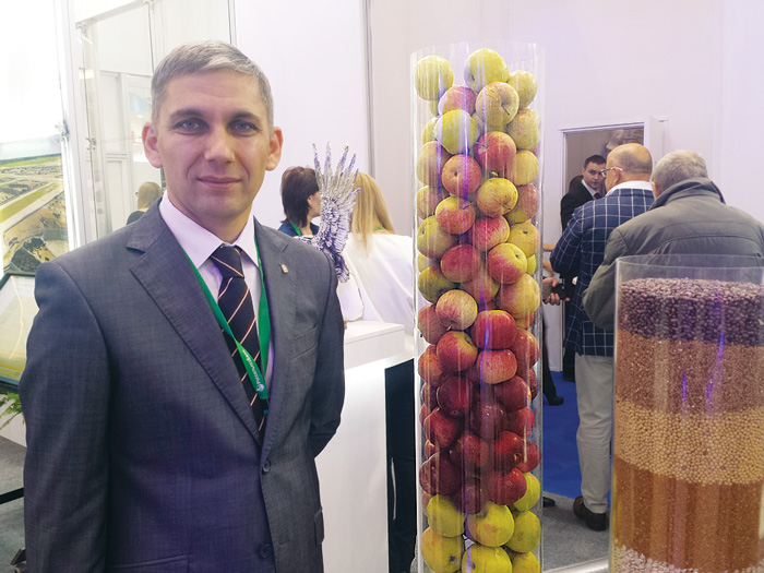 Заместитель председателя правительства Орловской области по АПК Дмитрий Бутусов гордится орловскими яблоками