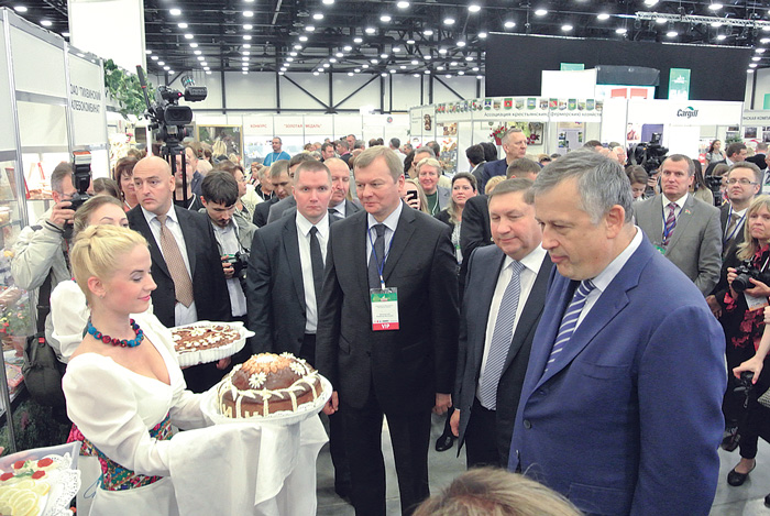 Губернатора Ленинградской области Александра Дрозденко участники выставки встречают хлебом и солью