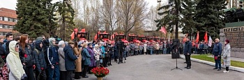 Парад во главе с вековым трактором